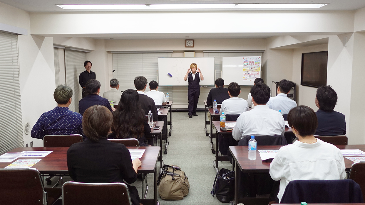 企業様向けボイトレ研修の様子。経営者様20名が受講